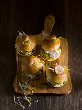 brioche col tuppo farcite con ricotta e piselli