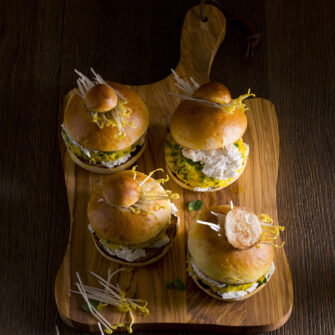 brioche col tuppo farcite con ricotta e piselli