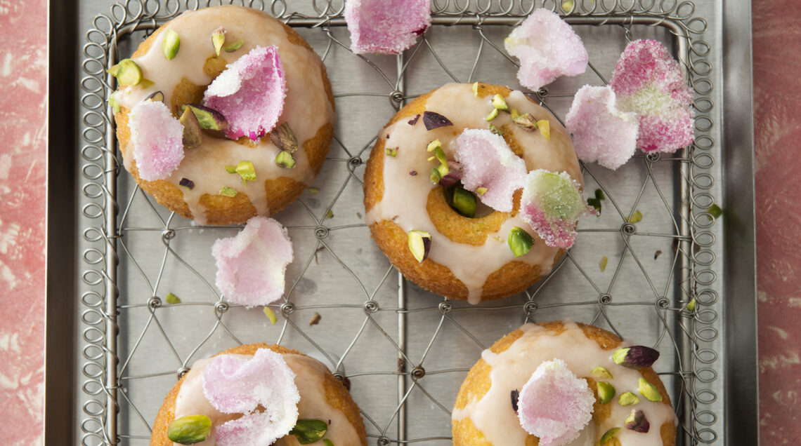 Ciambelline alla rosa e pistacchi con petali di rosa