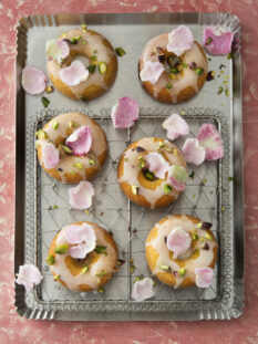 Ciambelline alla rosa e pistacchi con petali di rosa