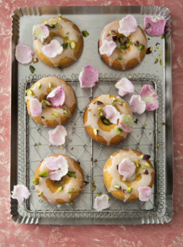 Ciambelline alla rosa e pistacchi con petali di rosa