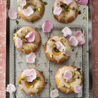 Ciambelline alla rosa e pistacchi con petali di rosa