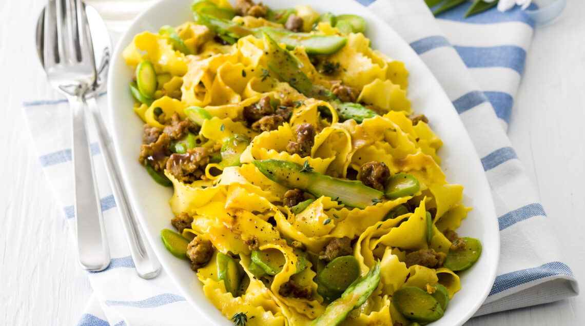 Reginette fatte in casa condite asparagi, salsiccia e zafferano