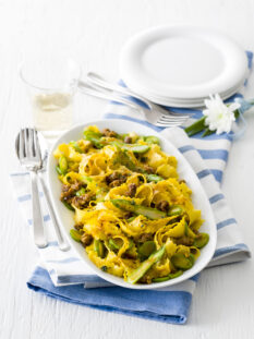 Reginette fatte in casa condite asparagi, salsiccia e zafferano