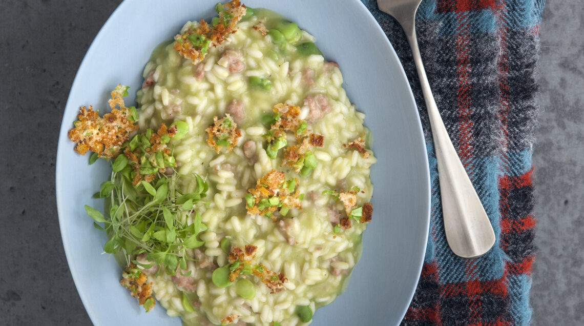 Risotto di maggio: pasta di salame e crumble di fave