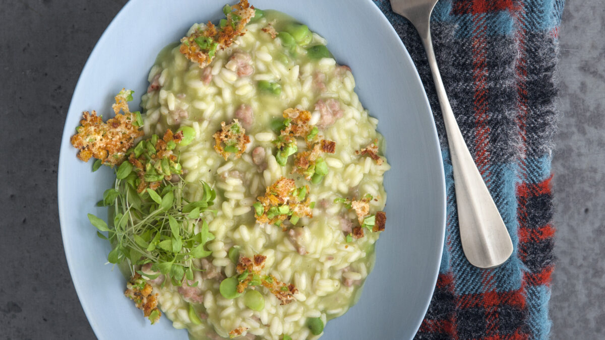 Risotto di maggio: pasta di salame e crumble di fave