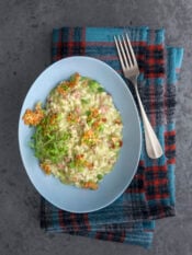 Risotto di maggio: pasta di salame e crumble di fave