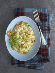 Risotto di maggio: pasta di salame e crumble di fave