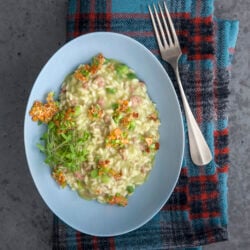 Risotto di maggio: pasta di salame e crumble di fave