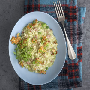 Risotto di maggio: pasta di salame e crumble di fave