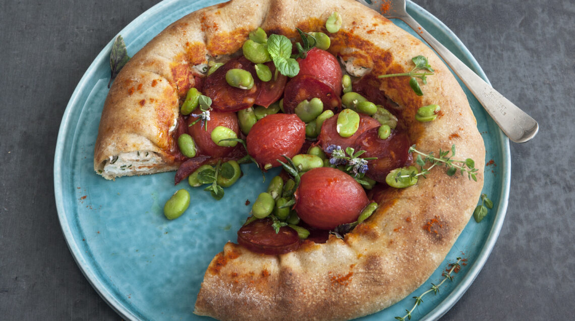 Pizza con cornicione ripieno di ricotta, fave e salame