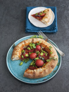 Pizza con cornicione ripieno di ricotta, fave e salame