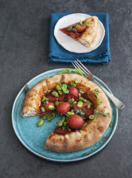 Pizza con cornicione ripieno di ricotta, fave e salame