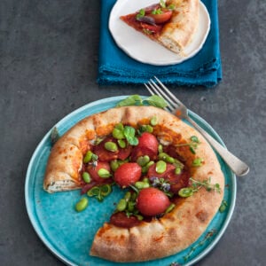 Pizza con cornicione ripieno di ricotta, fave e salame