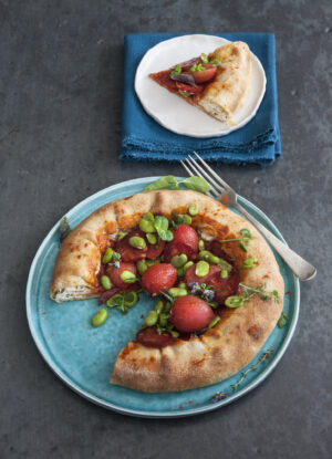 Pizza con cornicione ripieno di ricotta, fave e salame