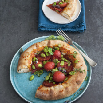 Pizza con cornicione ripieno di ricotta, fave e salame