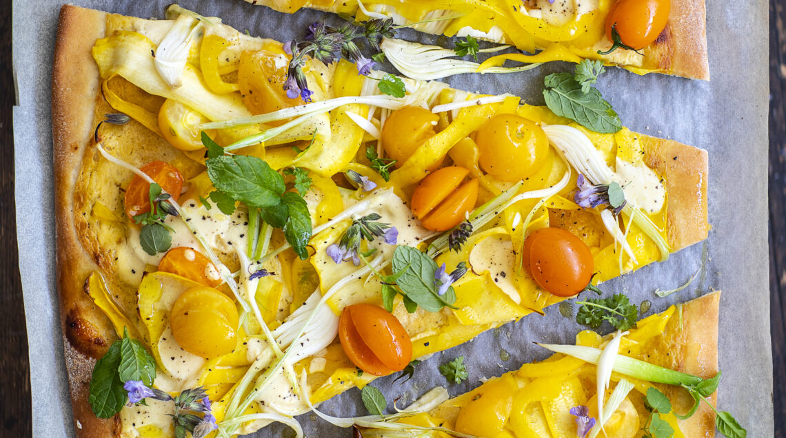 Pizza gialla ai datterini con zucchine e ricotta di pecora