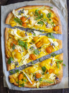 Pizza gialla ai datterini con zucchine e ricotta di pecora