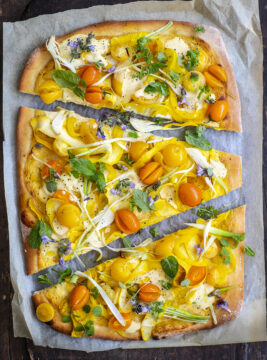 Pizza gialla ai datterini con zucchine e ricotta di pecora