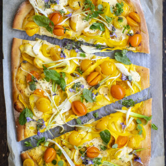 Pizza gialla ai datterini con zucchine e ricotta di pecora