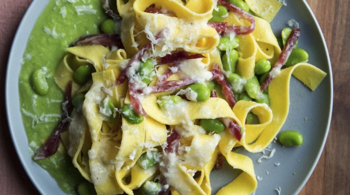 piatto con tagliatelle alle fave salame e pecorino