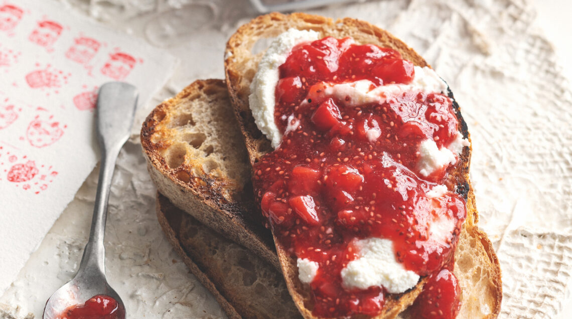 Crostoni con ricotta e composta di fragole e semi di chia