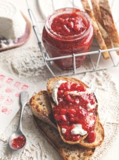 Crostoni con ricotta e composta di fragole e semi di chia