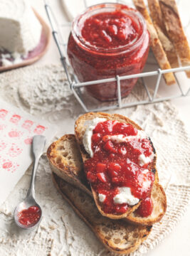 Crostoni con ricotta e composta di fragole e semi di chia