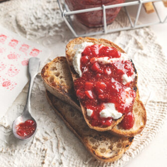 Crostoni con ricotta e composta di fragole e semi di chia