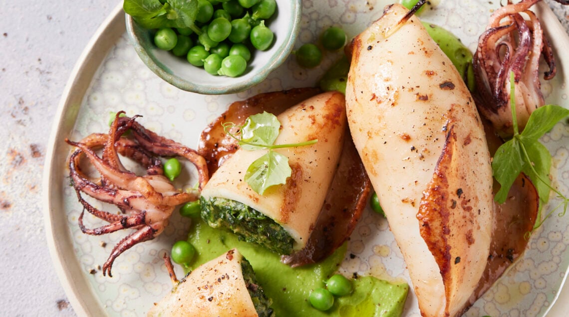 Calamari ripieni alle erbe con salsa di piselli