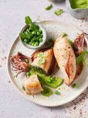 Calamari ripieni alle erbe con salsa di piselli