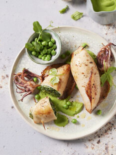 Calamari ripieni alle erbe con salsa di piselli