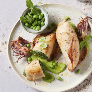 Calamari ripieni alle erbe con salsa di piselli