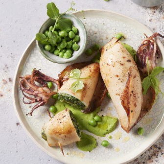 Calamari ripieni alle erbe con salsa di piselli