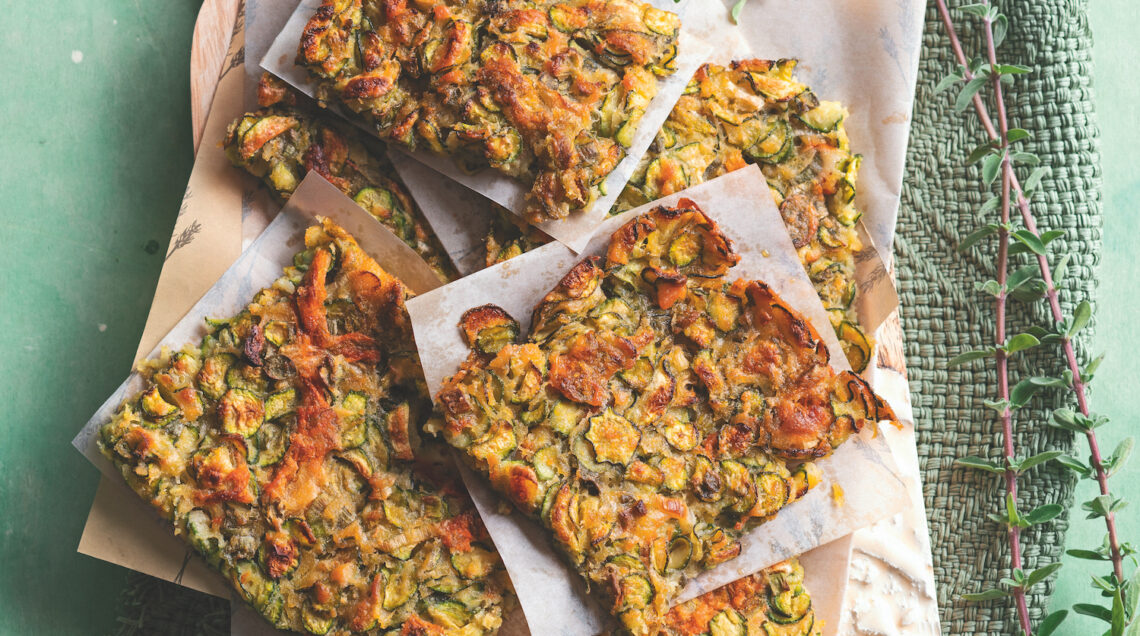Scarpaccia di zucchine e fiori: sottile e croccante alle tre farine