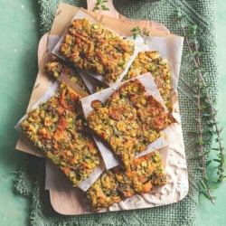 Scarpaccia di zucchine e fiori: sottile e croccante alle tre farine