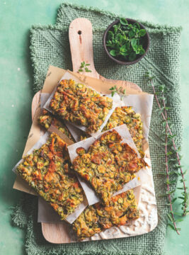 Scarpaccia di zucchine e fiori: sottile e croccante alle tre farine