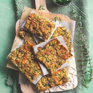 Scarpaccia di zucchine e fiori: sottile e croccante alle tre farine