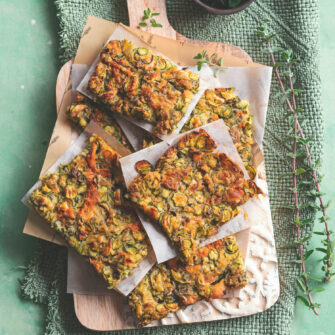 Scarpaccia di zucchine e fiori: sottile e croccante alle tre farine