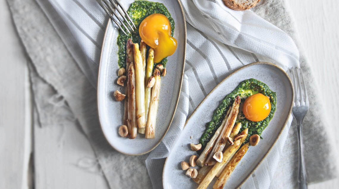 Asparagi bianchi, tuorlo marinato, nocciole e pesto al prezzemolo