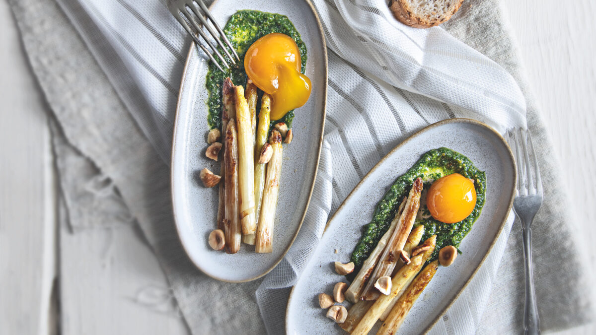 Asparagi bianchi, tuorlo marinato e pesto al prezzemolo
