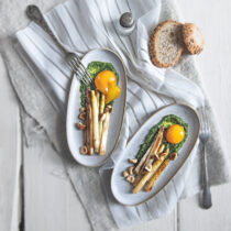 Asparagi bianchi, tuorlo marinato, nocciole e pesto al prezzemolo
