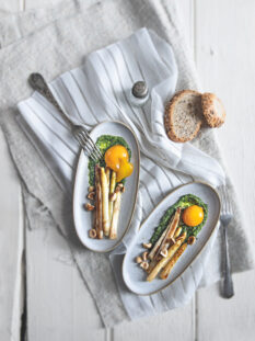 Asparagi bianchi, tuorlo marinato, nocciole e pesto al prezzemolo
