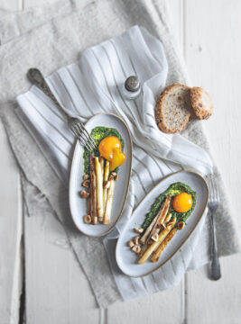 Asparagi bianchi, tuorlo marinato, nocciole e pesto al prezzemolo