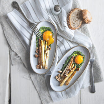 Asparagi bianchi, tuorlo marinato, nocciole e pesto al prezzemolo