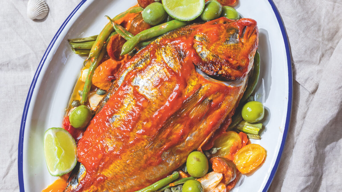 Orata al forno alla puttanesca con fagiolini e pomodorini