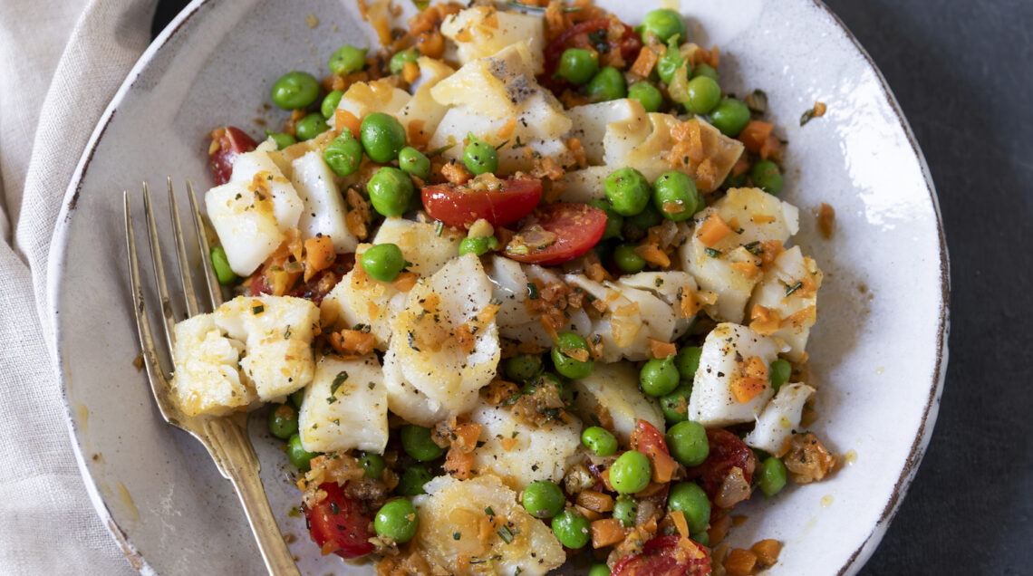 Baccalà ai piselli: ricetta leggera con erbe e aromi