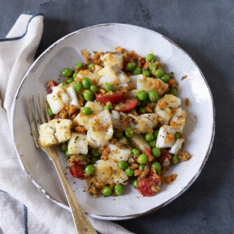 Baccalà ai piselli: ricetta leggera con erbe e aromi