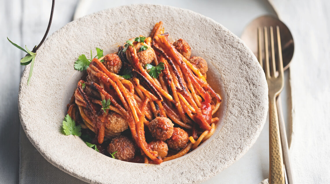 spaghetti al pomodoro piccante con polpette di pesce
