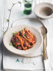 spaghetti al pomodoro piccante con polpette di pesce